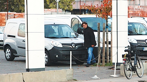 Posle razgledanja četvorotočkaša, muzičar se na bajsu odvezao kući