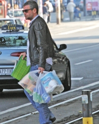 Po sadržaju kesa se može  zaključiti da Nebojša vodi  računa o čistoći doma i tela, ali i o tome kako se hrani