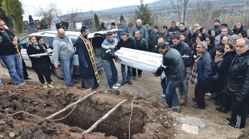 Zajedno sa malim,  belim sandukom, u raku je  stavljena i kutija Mihajlovih  omiljenih slatkiša - nekoliko  „smokija“, grisina,