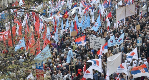 Atmosfera je mirna, a sa razglasa sa bine se pušta muzika.