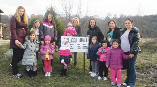 Ulica u Džervinskom naselju razlikuje se od svih drugih jer se  u njoj poslednjih godina rađaju isključivo  ženska deca. Meštani