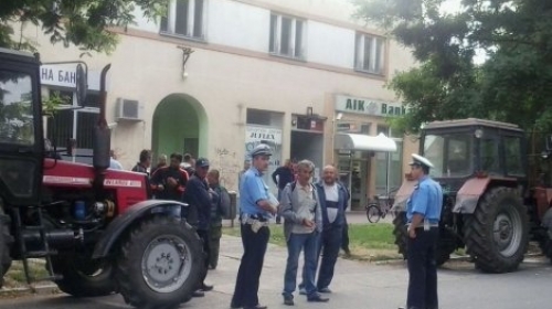 Protest ratara ispred opštinske zgrade