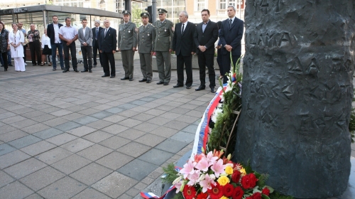 Polaganje venca na spomenik na Terazijama