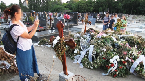 Majka je postrojila  decu pored krsta da bi  ih slikala za uspomenu