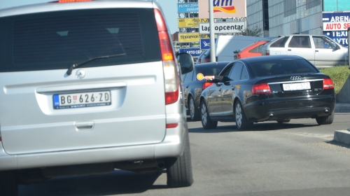 Ups, ipak nemate prednost... Dodikov auto zahteva da se kombi sa slavnim muzičarima skloni sa puta