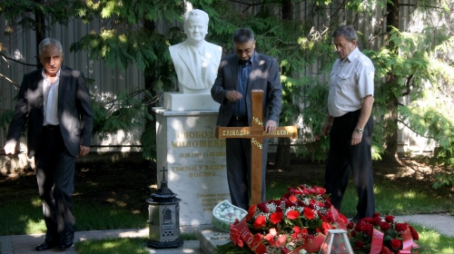 Poseta zvanična na grobu Slobodana Miloševića