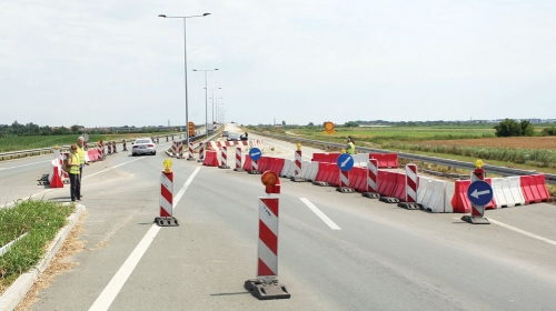 Mladići su „audijem  A3“ zaobišli barijere  i velikom brzinom se  zakucali u betonski deo  nedovršenog puta koji je  zatvoren za