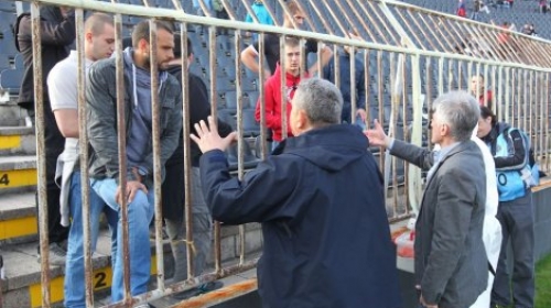 Policija je na stadionu pronašla četiri ranca u kojima je bilo 80 baklji i 186 dimnih bombi