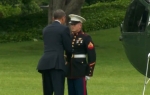 Obama zaboravio da salutira marincu!