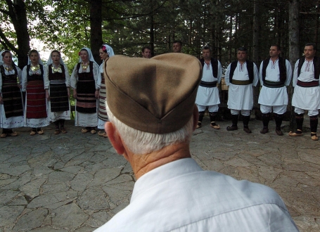 Srbin, kolo, narodna nošnja, šajkača