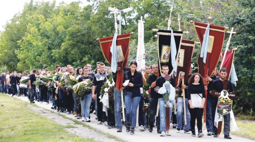 “Mico, kćeri, zašto  nisi mene uzela, zašto  njega?! Čuvaće te seka”, kroz  plač je govorila majka Bojana  Jovanovića, koji je s