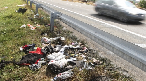 Razbacane pelene i dečja garderoba  pored autoputa