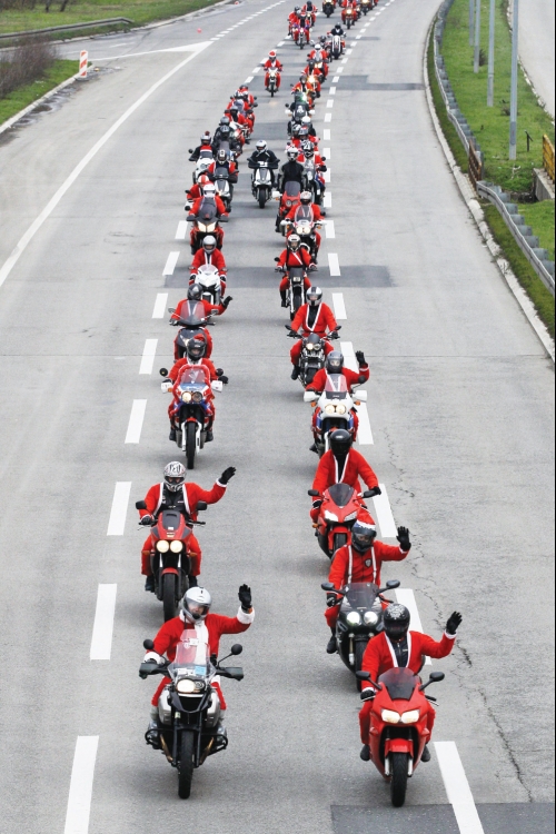 Tradicionalna akcija  „moto deda mraz“ za mališane iz doma u Sremčici