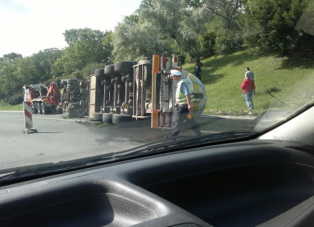 Prevrnuta cisterna na autoputu